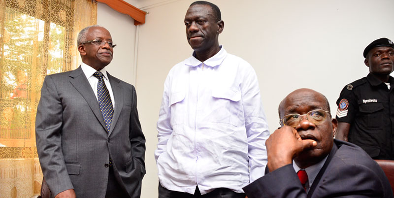 END OF TDA: Amama Mbabazi (L) with FDC's Kizza Besigye (C) and PPP president Dr. Dick Odur