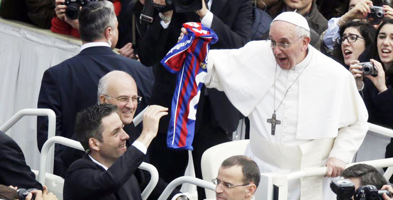 Pope Francis with a jersey of his team