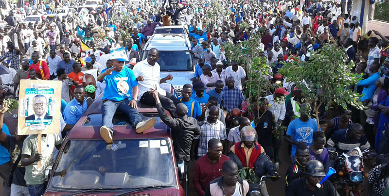 FDC's Kiiza Besigye overwhelmed with his supporters