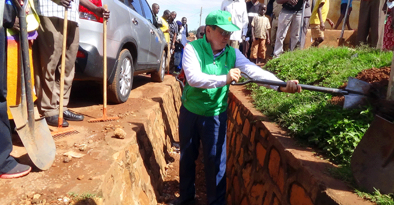 Ambassador Park Jong Dae cleaning a trench in Naguru. He says that self-help will rescue Uganda