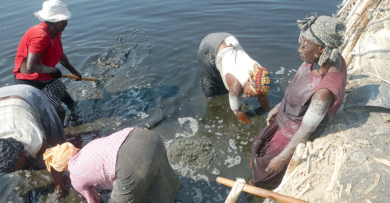 Women mining slat from Lake Katwe