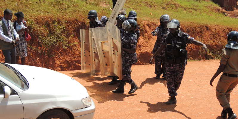 Police besieging journalists after the order by Kawalya