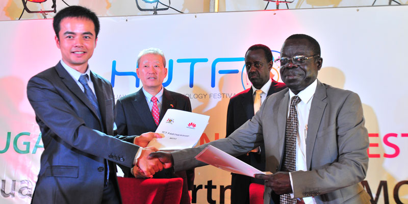 Huawei MD Stanley Chyn (L) ICT PS Dr. Jimmy Pat Samanya (R)signing the MoU, as Chinese Ambassador H.E Zhao Yali (L) and Minister of ICT John Nasasira witness.