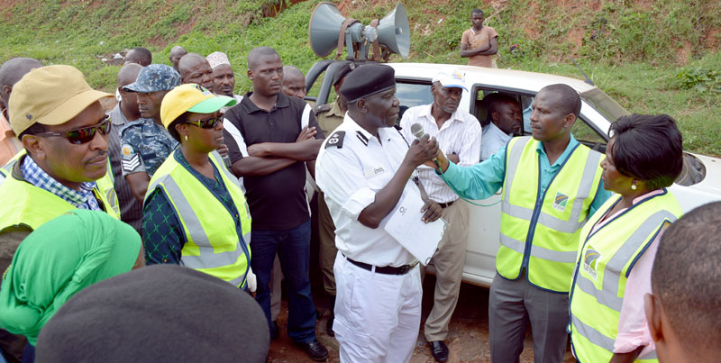UNRA’s Allen Kajina, (left with shades) Commissioner Traffic Emodinga Anthon, JB Ssejjembe Works Minister Ntege Azuba at Mpigi check point - Photo Musisi Lwanga
