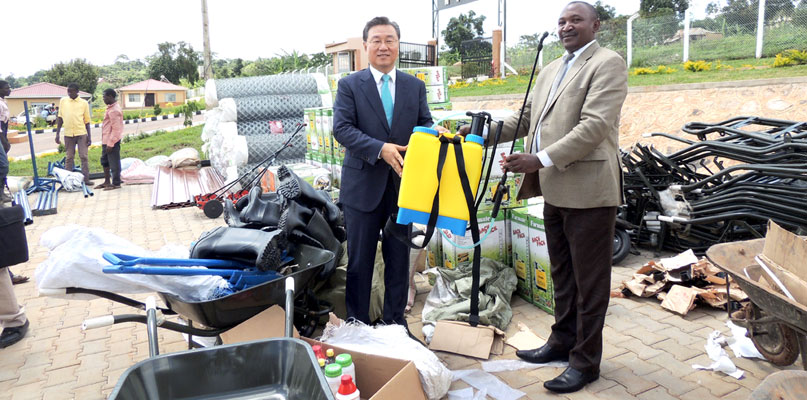 Ambassador Park handing over farm implements to a local farmer