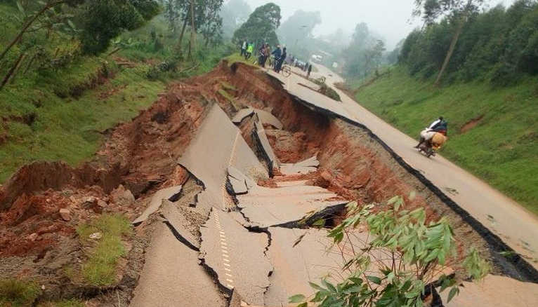Shocking, the road cracked as if by an earthquake. It is becoming clear that heavy rain is contributing to the loosening of the ground hence the collapse