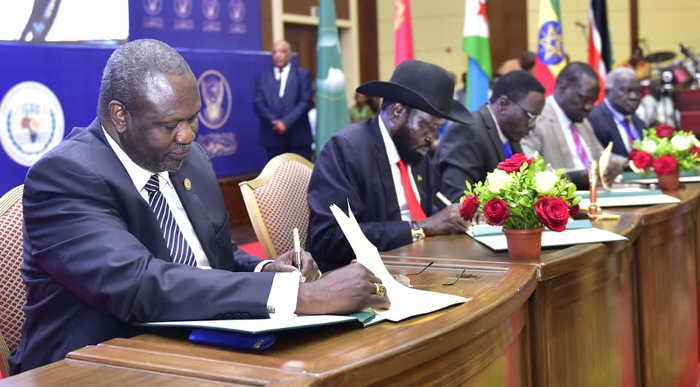 Vice President Riek Macha and his rival President Salva Kiir signing the Conclusive Peace agreement