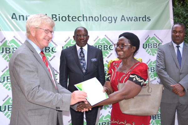 Wendiro receives her award from the Uganda Industrial Research Institute from Norwegian Ambassador William