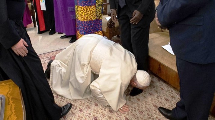 Pope kisses the Sudanese politicians feet