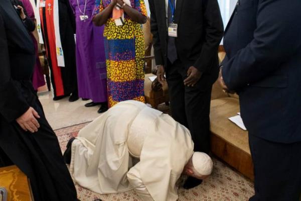 Pope kissing South Sudanese leaders