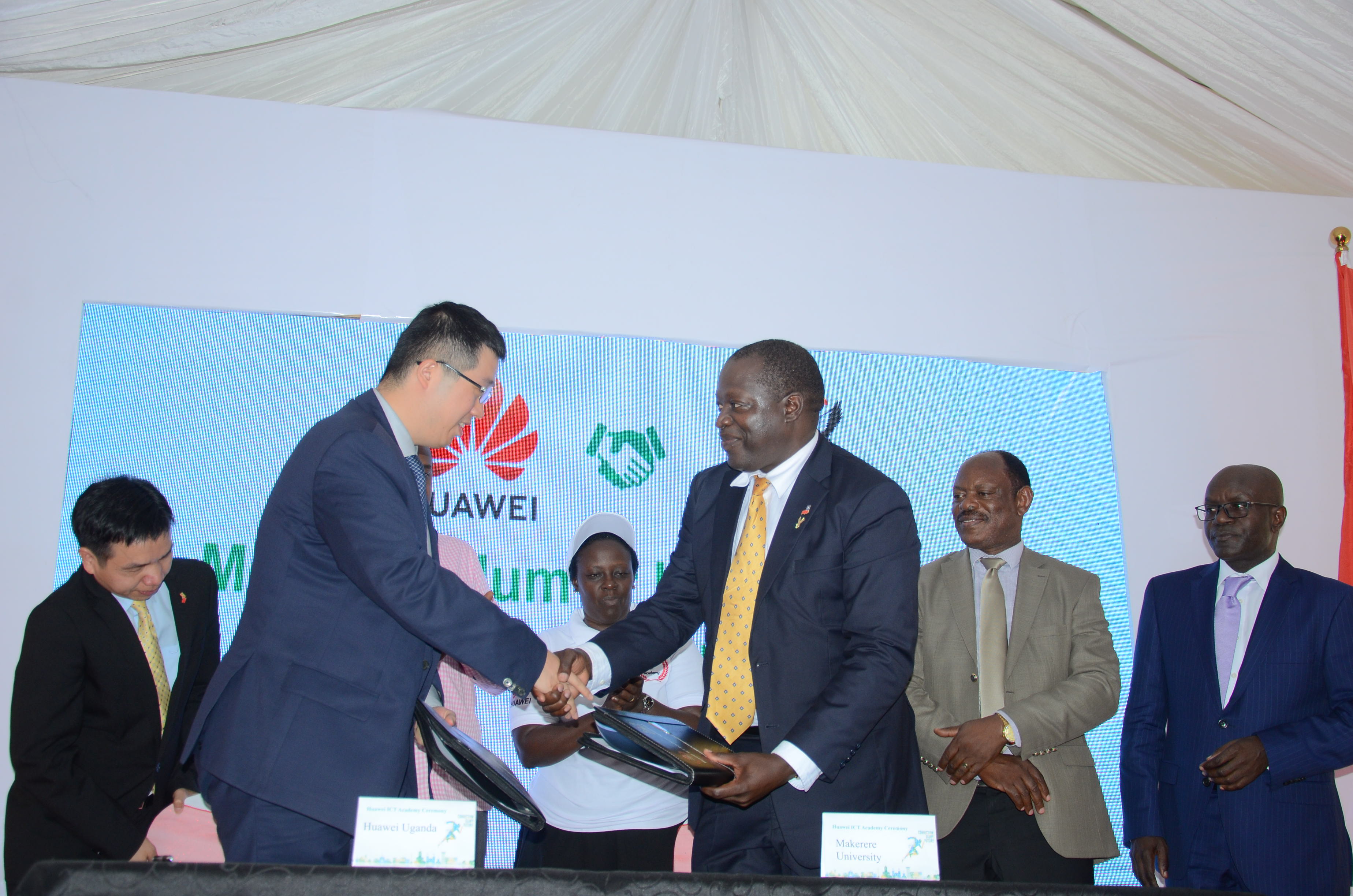 Huawei MD Liujiawei and College of Computing Principal Makerere shake hands after signing an MOU to establish ICT Academy in Uganda (2)