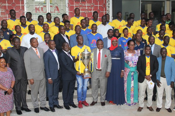 Group photo of the team with the mayor
