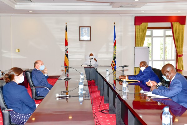 Outgoing British High Commission to Uganda Peter West (C-left) meeting President Museveni at State House Entebbe on Monday. He was accompanied by Deputy High Commissioner, Louise Ellis (L) PPU Photo