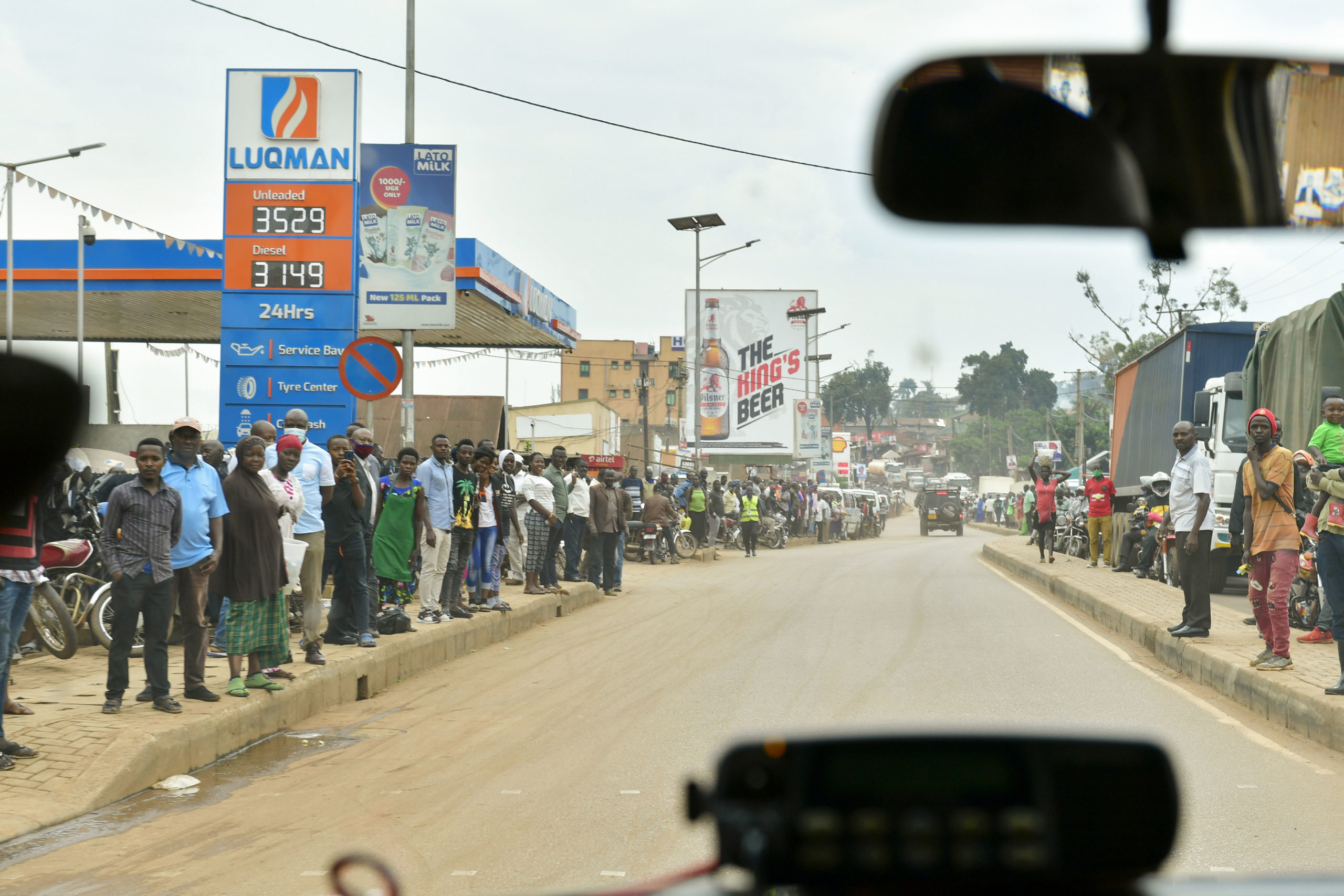 Part of the roadside crowd at Bwaise as President Museveni’s conyoy headed to Namalere on Saturday. PPU Photo