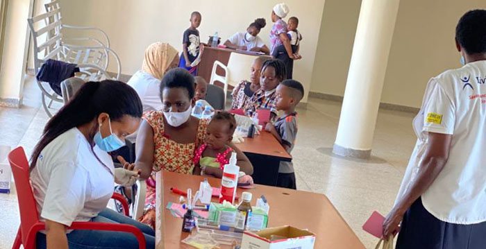 Health workers help patients with sickler children