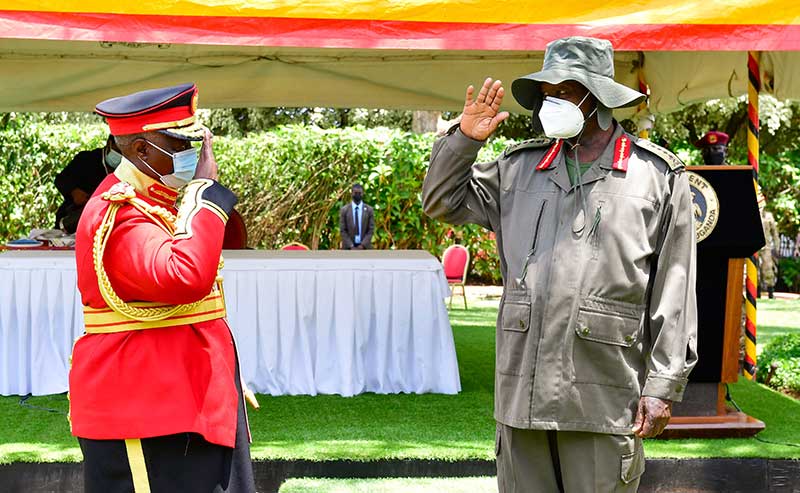 Nalweyiso-salutes-Museveni-web