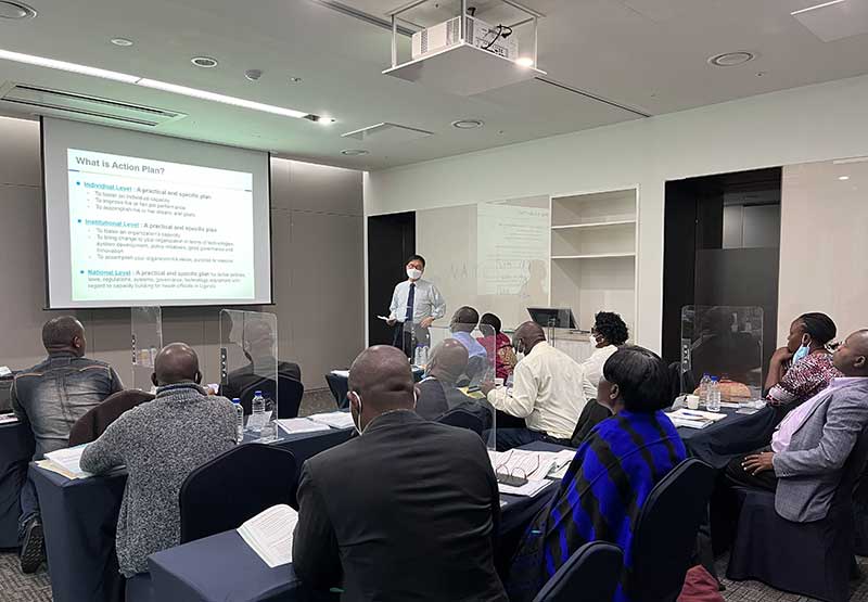 Participants taking a lecture on ‘Action Plan’, provided by professor Kyung-bae Park, the senior vice president of KDS. (Photo courtesy of KDS